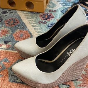 Rock & Republic Gray snake wedge closed toe pump